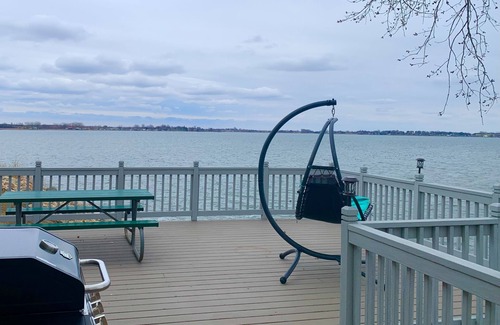 Hamlin County Cabina | Cozy beach front lake cabin with hot tub!