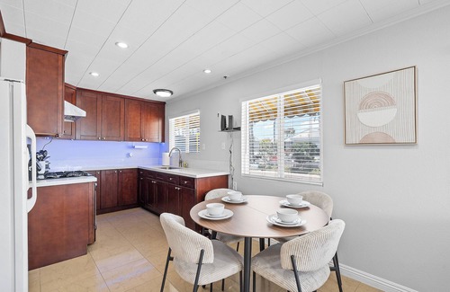 Seal Beach Cama Y Desayuno | Cozy Beach Home Steps to Sand