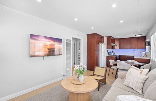 Seal Beach Cama Y Desayuno | Cozy Beach Home Steps to Sand