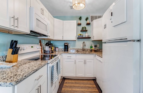 Sunny Shores Casa | Cozy beach house - 5 min walk to the beach (Pet-Friendly!)