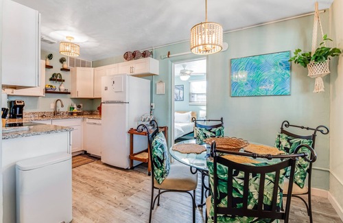 Sunny Shores Casa | Cozy beach house - 5 min walk to the beach (Pet-Friendly!)