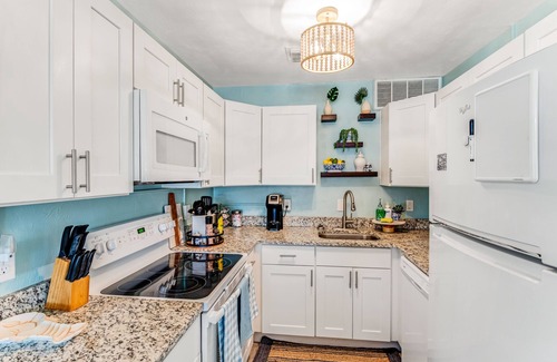 Sunny Shores Casa | Cozy beach house - 5 min walk to the beach (Pet-Friendly!)