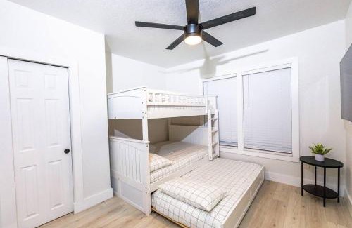 Gulf Gate Estates Casa | Cozy Beach House next to Siesta Key