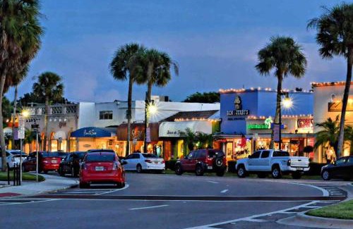 Gulf Gate Estates Casa | Cozy Beach House next to Siesta Key