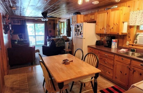 Lac du Flambeau Cabina | Cozy beachfront 3-bedroom cabin on over 700 acre Amber Lake, WiFi, AC