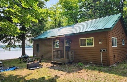 Lac du Flambeau Cabina | Cozy beachfront 3-bedroom cabin on over 700 acre Amber Lake, WiFi, AC