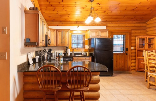 North Conway Cabina | Cozy Bear Cabin - 10 minutes from Cranmore and Attitash mountains