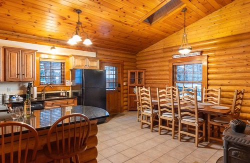 North Conway Cabina | Cozy Bear Cabin - 10 minutes from Cranmore and Attitash mountains