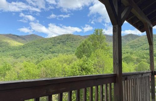 Maggie Valley Casa | Cozy Bear Cabin-Stunning Mountain View, Dogs welcome with Pet Rate