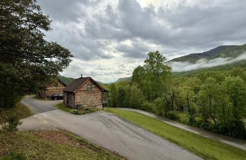 Maggie Valley Casa | Cozy Bear Cabin-Stunning Mountain View, Dogs welcome with Pet Rate