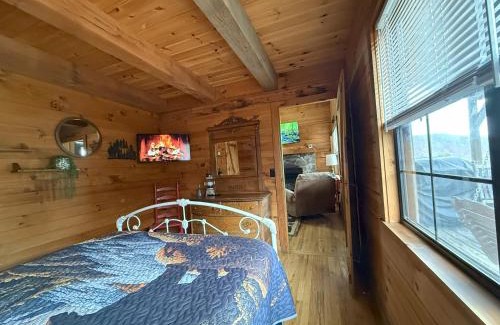 Maggie Valley Casa | Cozy Bear Cabin-Stunning Mountain View, Dogs welcome with Pet Rate
