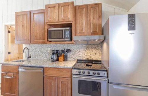 Tofte Apartamento | Cozy Bear Den - Sauna New Kitchen Fireplace Large