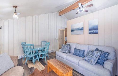 Tofte Apartamento | Cozy Bear Den - Sauna New Kitchen Fireplace Large