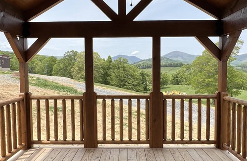 Boone Cabina | Cozy Bear Haven: Tiny Cabin, Incredible View!