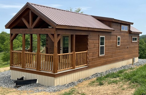 Boone Cabina | Cozy Bear Haven: Tiny Cabin, Incredible View!