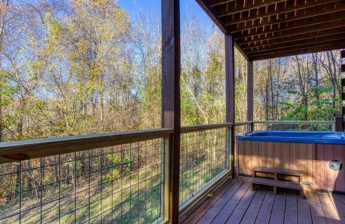 Sevierville Casa | Cozy Bear Lodge, Game Room, Theater Room, Hot Tub, Free Attraction Tickets, WIFI Sleeps 20!