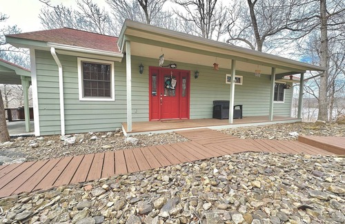 Lowell Casa | Cozy Beaver Lake Getaway