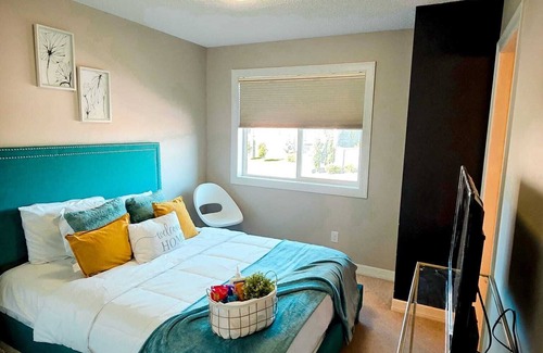New Brighton Casa | Cozy bedroom in a townhouse in Copperfield Calgary