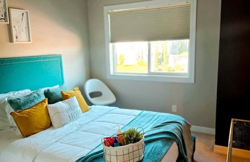 New Brighton Casa | Cozy bedroom in a townhouse in Copperfield Calgary