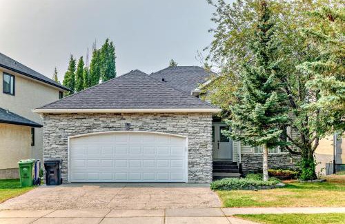 Signal Hill Casa | Cozy bedroom in quiet community