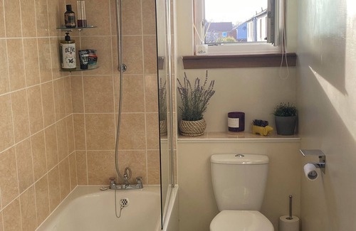 Colinton Apartamento | Cozy bedroom in shared accommodation with parking