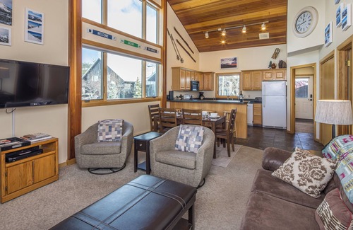 Big Horn Condominio | Cozy Big Horn Home Walking Distance to Big Sky Resort | Ski-In/Out | Fireplace