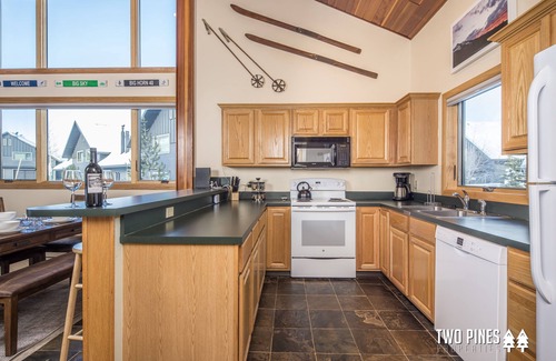 Big Horn Condominio | Cozy Big Horn Home Walking Distance to Big Sky Resort | Ski-In/Out | Fireplace