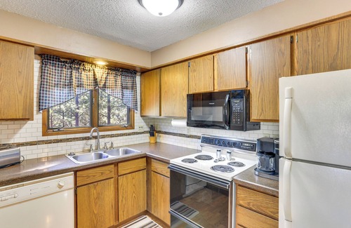 Rapid City Cabina | Cozy Black Hills Nature Retreat w/ Private Deck!