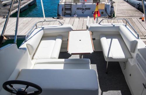 Puerto Calero Alquiler De Eote | Cozy boat to unwind by the ocean