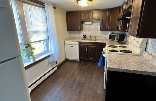 Sassamansville Apartamento | Cozy boho charm! Close to town with ALOT to do!