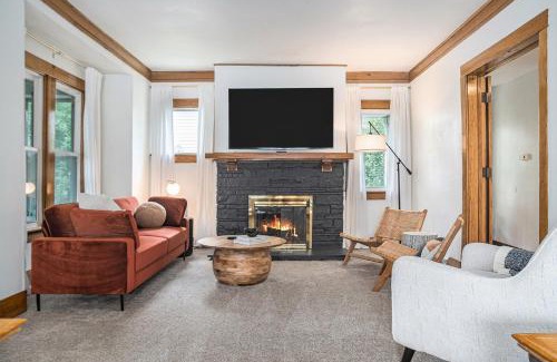 Downtown Omaha Casa | Cozy Boho Retreat Blocks from UNMC