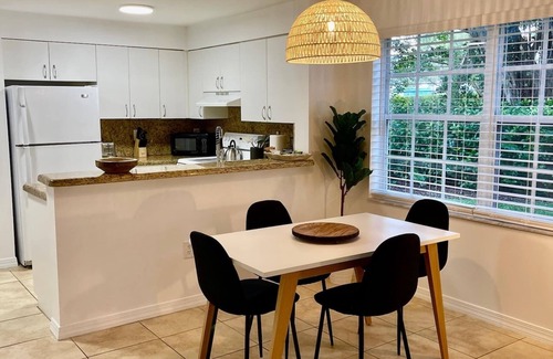 Mission Bay Apartamento | Cozy boho-style 2BR, 2BA ground floor apartment in West Boca Raton with free parking