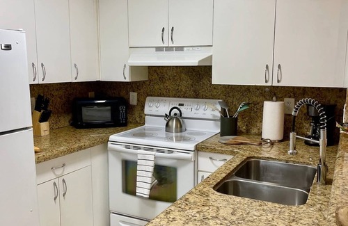 Mission Bay Apartamento | Cozy boho-style 2BR, 2BA ground floor apartment in West Boca Raton with free parking