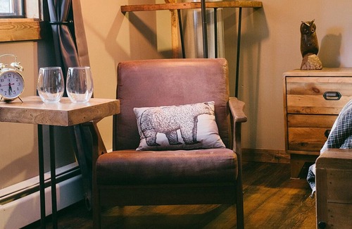 Dease Lake Cabina | Cozy Boutique Lodge Acommodations!