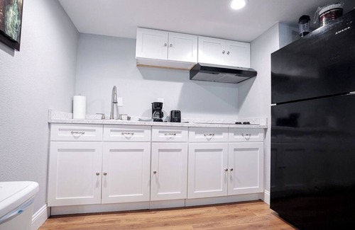 San Antonio Apartamento | Cozy BR Apt near Sea World, Lackland AFB, and great shopping.