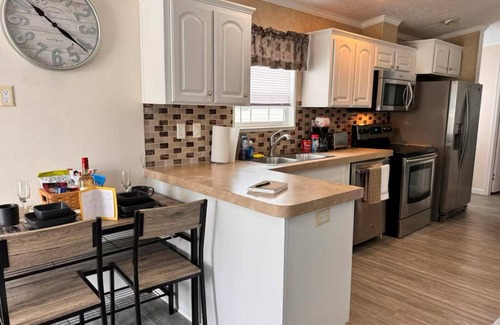 Trailer Estates Cabaña | “Cozy Bradenton Cottage: near IMG academy/smart tv/fireplace/canopy bed tv!!!