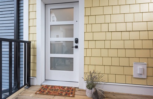 Chilliwack Proper Village West Apartamento | Cozy, Bran New Private fully furnished studio downtown Chilliwack.