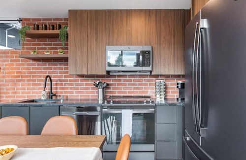 Minor Casa | Cozy Brand New 2B2B Space Needle View Pet Friendly