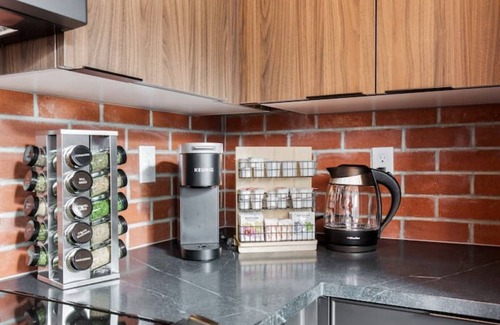 Minor Casa | Cozy Brand New 2B2B Space Needle View Pet Friendly