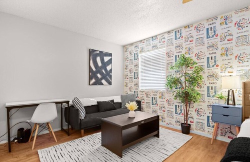 Brentwood Apartamento | Cozy Brentwood Smart Suite! |15 Min to 6th!
