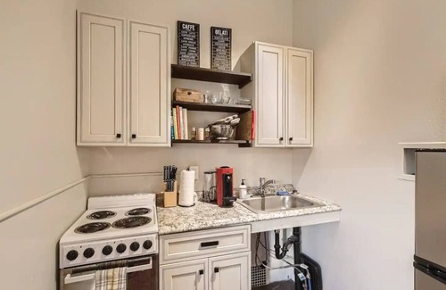 Baker Apartamento | Cozy Bright 2nd Floor Guest Suite - Pet Friendly!