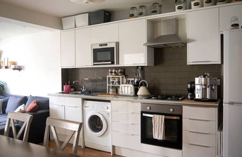 Roxeth Casa | Cozy, bright and immaculate double bedroom with ensuite bathroom.