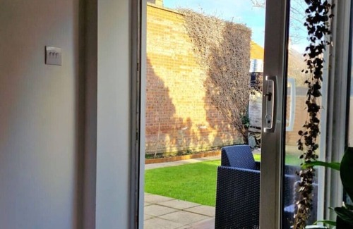 Roxeth Casa | Cozy, bright and immaculate double bedroom with ensuite bathroom.
