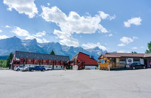 Canmore Apartamento | Cozy + Bright Canmore Room | Great Value!