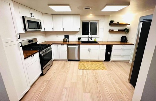 Youngstown Casa | Cozy, Bright, & Modern Youngstown Home, Unit 3