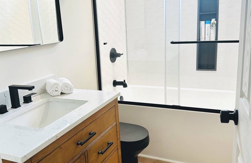 Youngstown Casa | Cozy, Bright, & Modern Youngstown Home, Unit 3