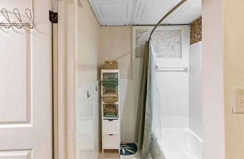 Loring Heights Apartamento | Cozy Buckhead Suite - great area, free easy parking, near shops and restaurants
