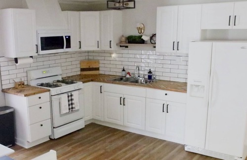 James City Casa | Cozy Bungalow by the Neuse River-"The Hive House"