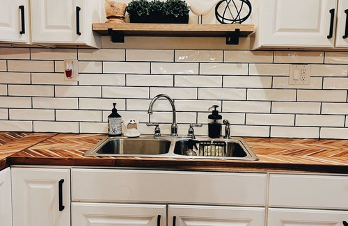 James City Casa | Cozy Bungalow by the Neuse River-"The Hive House"