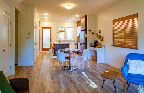 Grandview-Woodland Casa | Cozy Bungalow| Commercial Drive| Steps To Skytrain